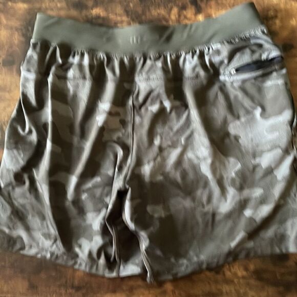 Lululemon T.H.E. Linerless Short 7" in Green Camo Size Xl/ Pristine - Picture 6 of 7